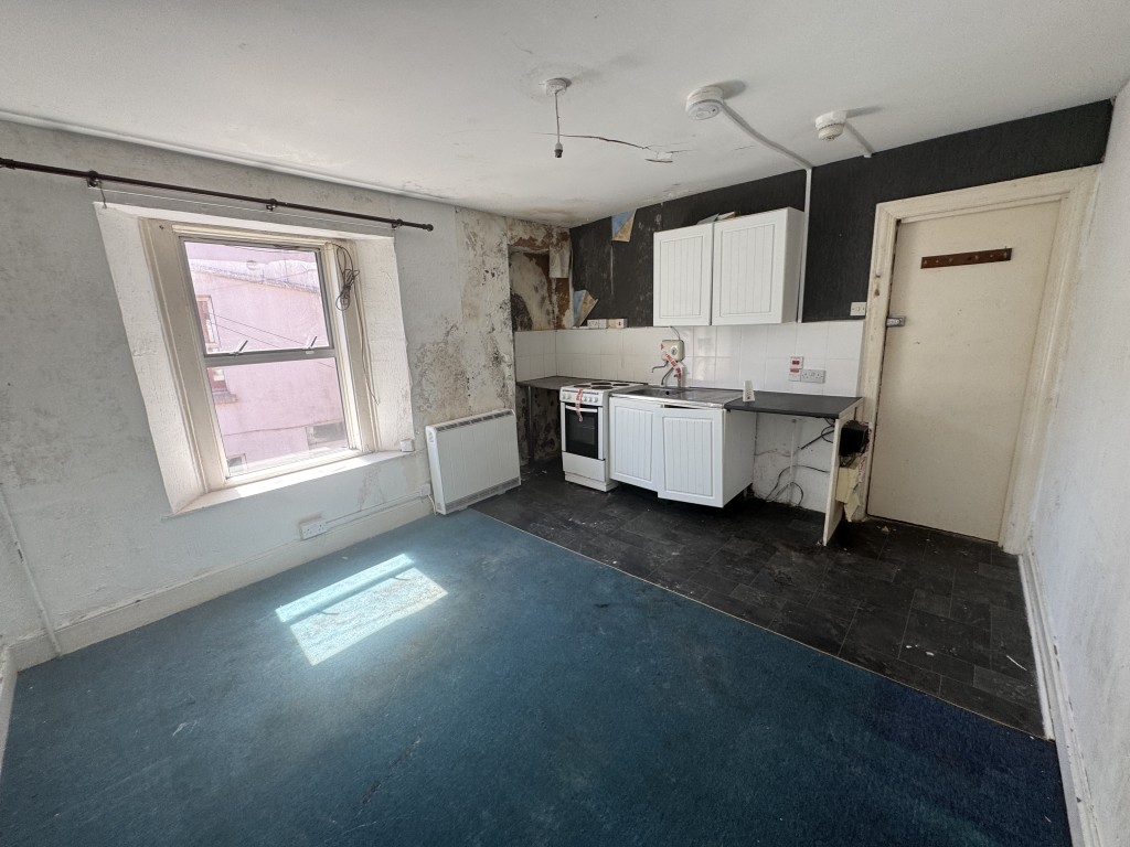 Lot: 173 - MID-TERRACE PROPERTY OVER FOUR FLOORS WITH SEVEN BEDSITS AND TWO SELF-CONTAINED FLATS FOR IMPROVEMENT AND REPAIR - First floor room three